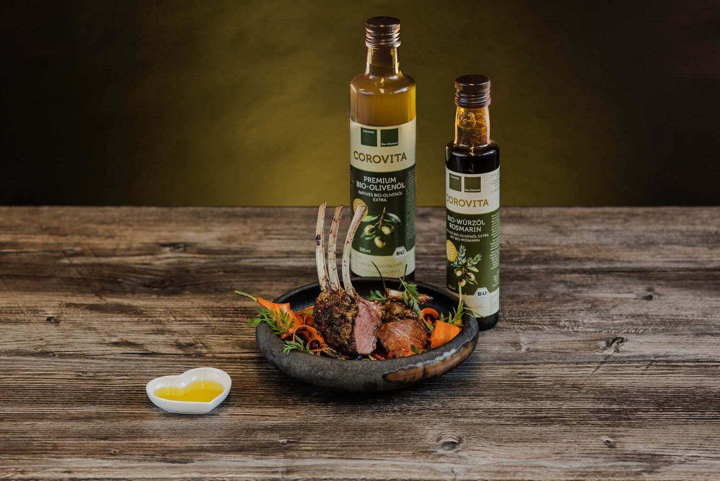 Lammkarree mit Nusskruste mit gebrannter Karottensalat und Datteln mit Honigsoße und Corovita Rosmarinöl