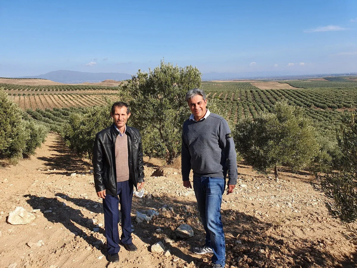 Deniz Şen im eigenen Olivenhain in der Türkei — Gründer von Corovita